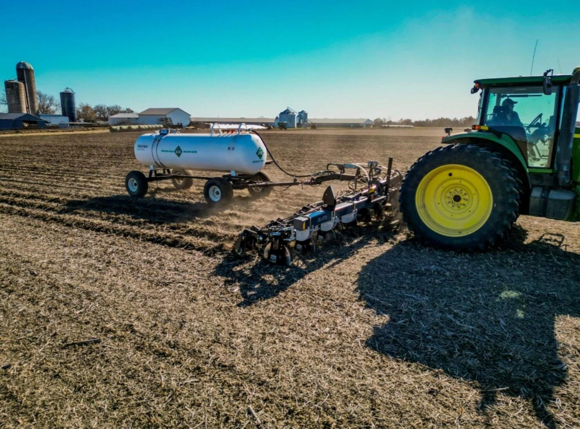 John Deere Tractor pulling Nutrien Anhydrous Tank & Injecting Fertilizer