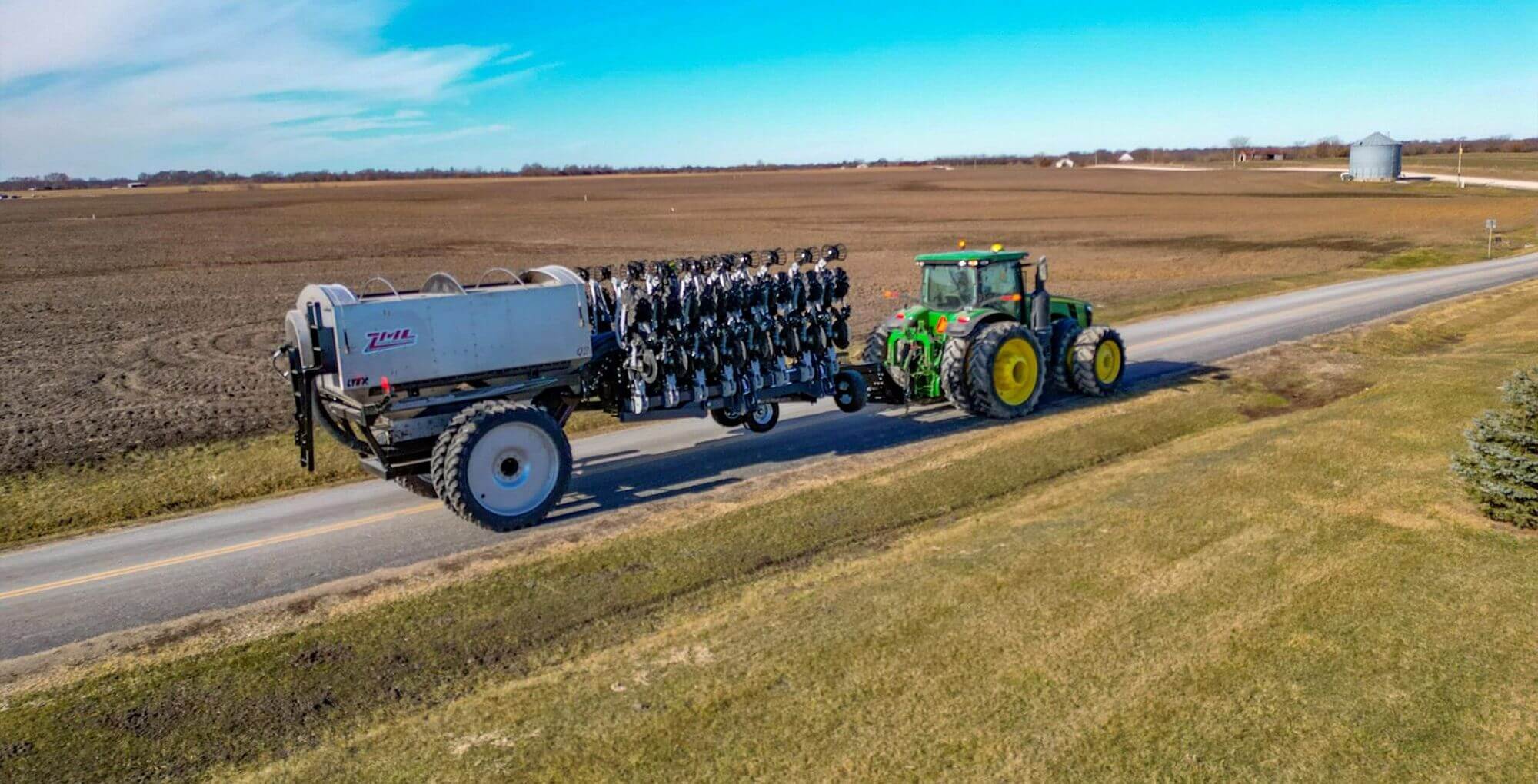 John Deere Tractor pulling ZML Lynx Q2 Fertilizer Applicator